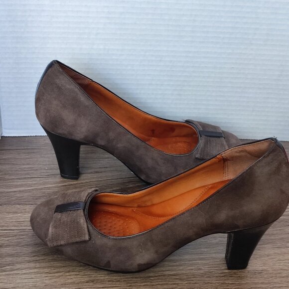 Clarks Artisan Bristol bow brown suede heel women's size 8.5 M - Picture 1 of 13